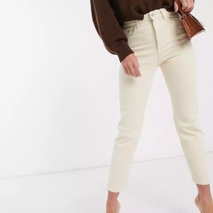 STRADIVARIUS HIGH RISE ECRU SLIM MOM JEANS (4)